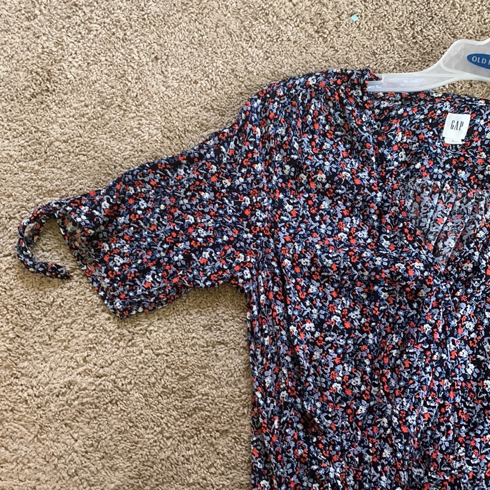 Floral wrap style dress. Gap. Size small. - Picture 3 of 4